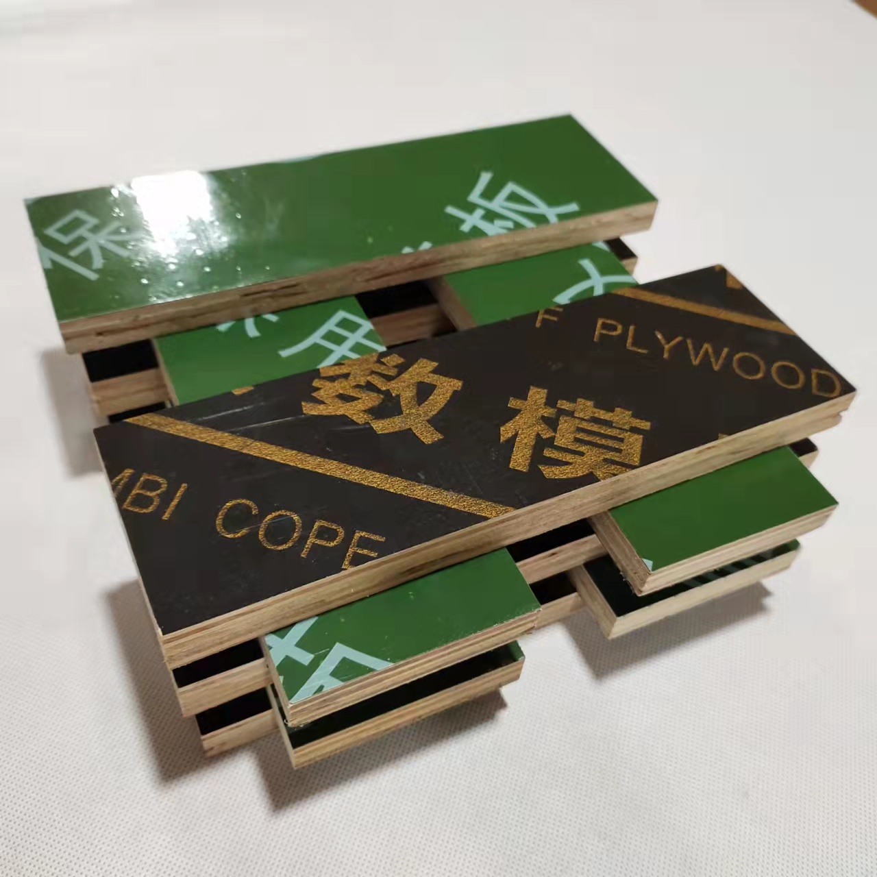 隨著建筑模板加工和生產(chǎn)技術(shù)的不斷創(chuàng)新，建筑模板的種類越來越多