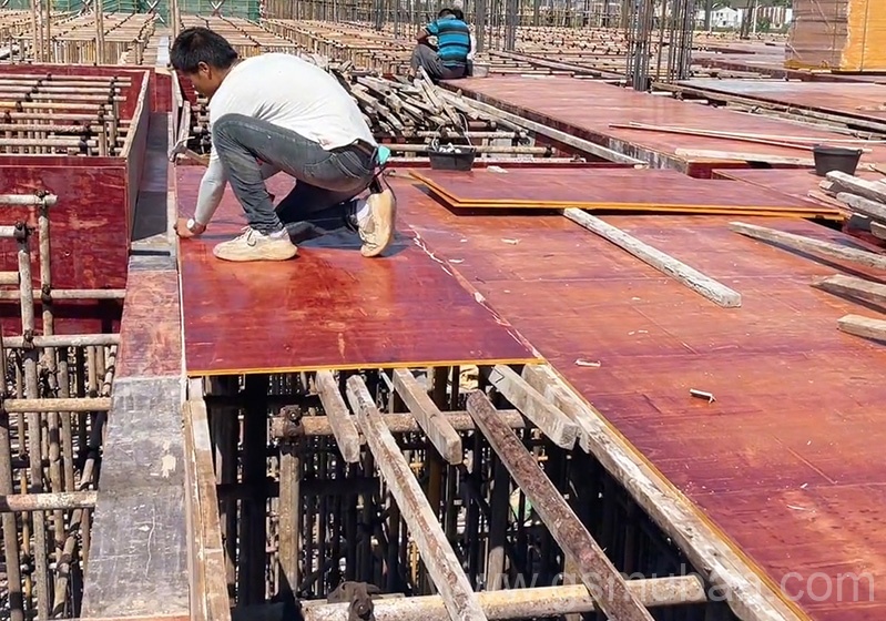 為什么有些人會(huì)選擇覆膜板而不是紅模板?