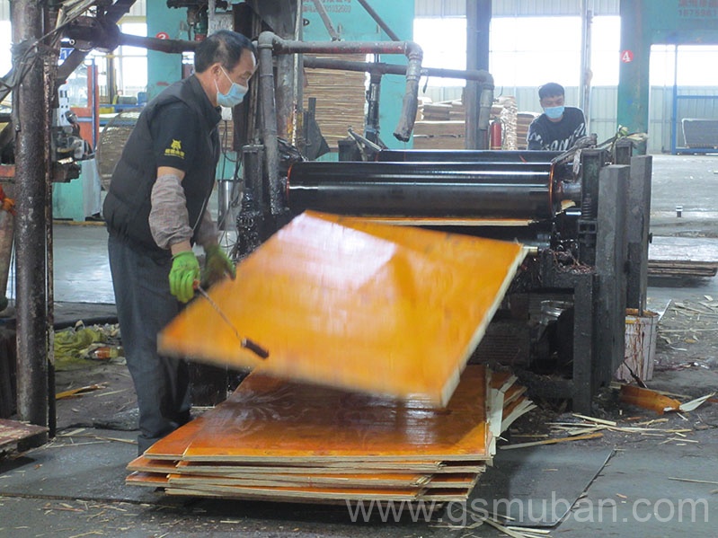 建筑紅木板批發(fā)哪個(gè)好?紅色模板如何選購(gòu)