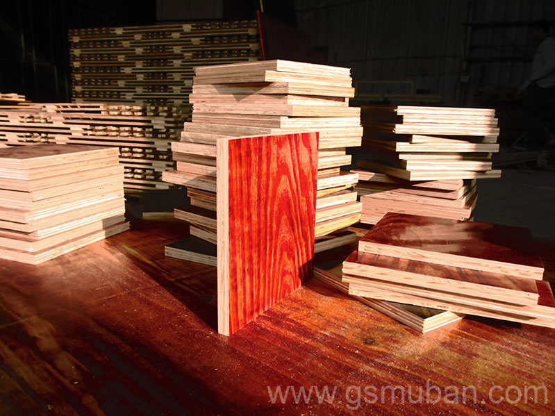 建筑模板選擇紅色還是黑色的？